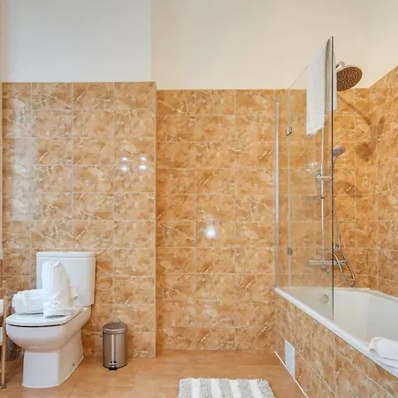 Bright & Beautiful Top Floor Graca Flat Apartament Lizbona