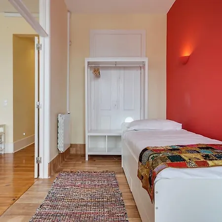 Bright & Beautiful Top Floor Graca Flat Apartament