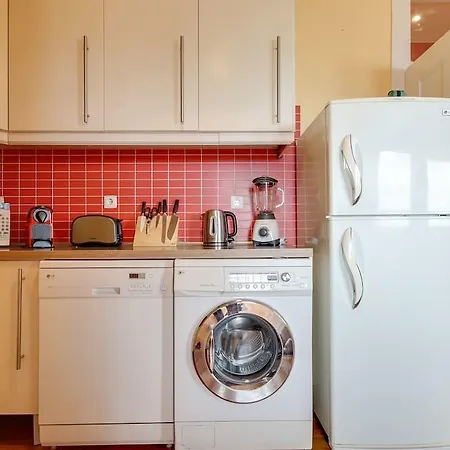 Bright & Beautiful Top Floor Graca Flat Lejlighed