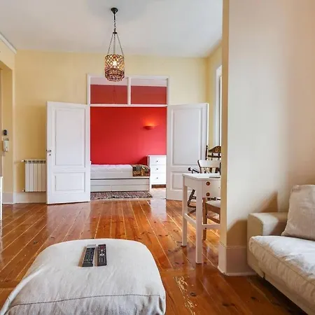 Bright & Beautiful Top Floor Graca Flat דירה