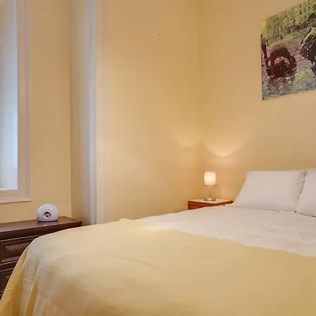 Bright & Beautiful Top Floor Graca Flat דירה ליסבון